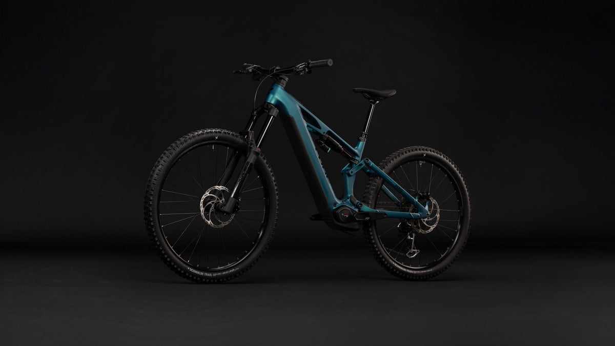 Cube Stereo Hybrid ONE77 HPC Race 800 – Vélo de montagne électrique, trois-quarts avant