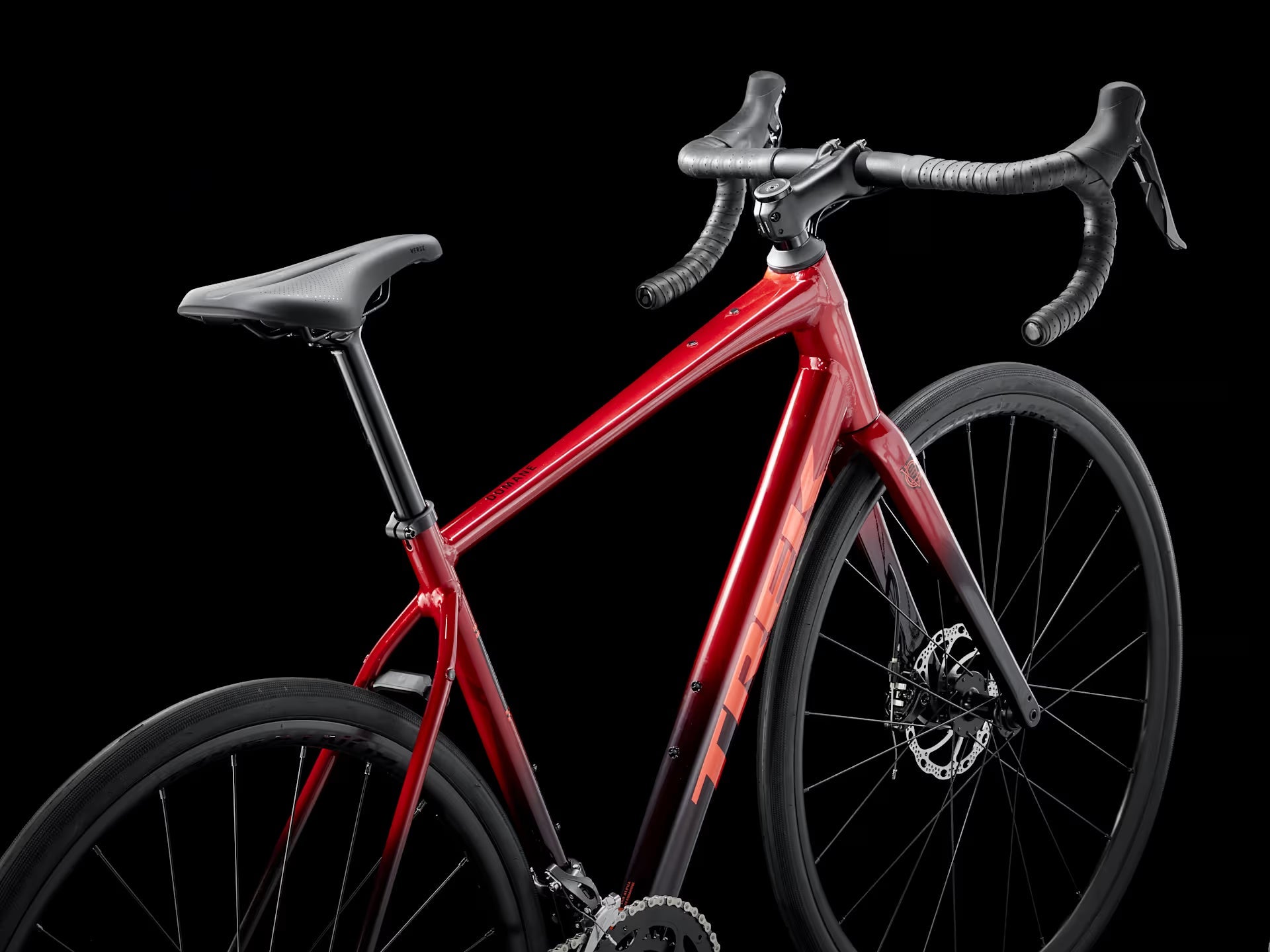 Trek Domane AL 2 Gen 4, trois-quarts avant