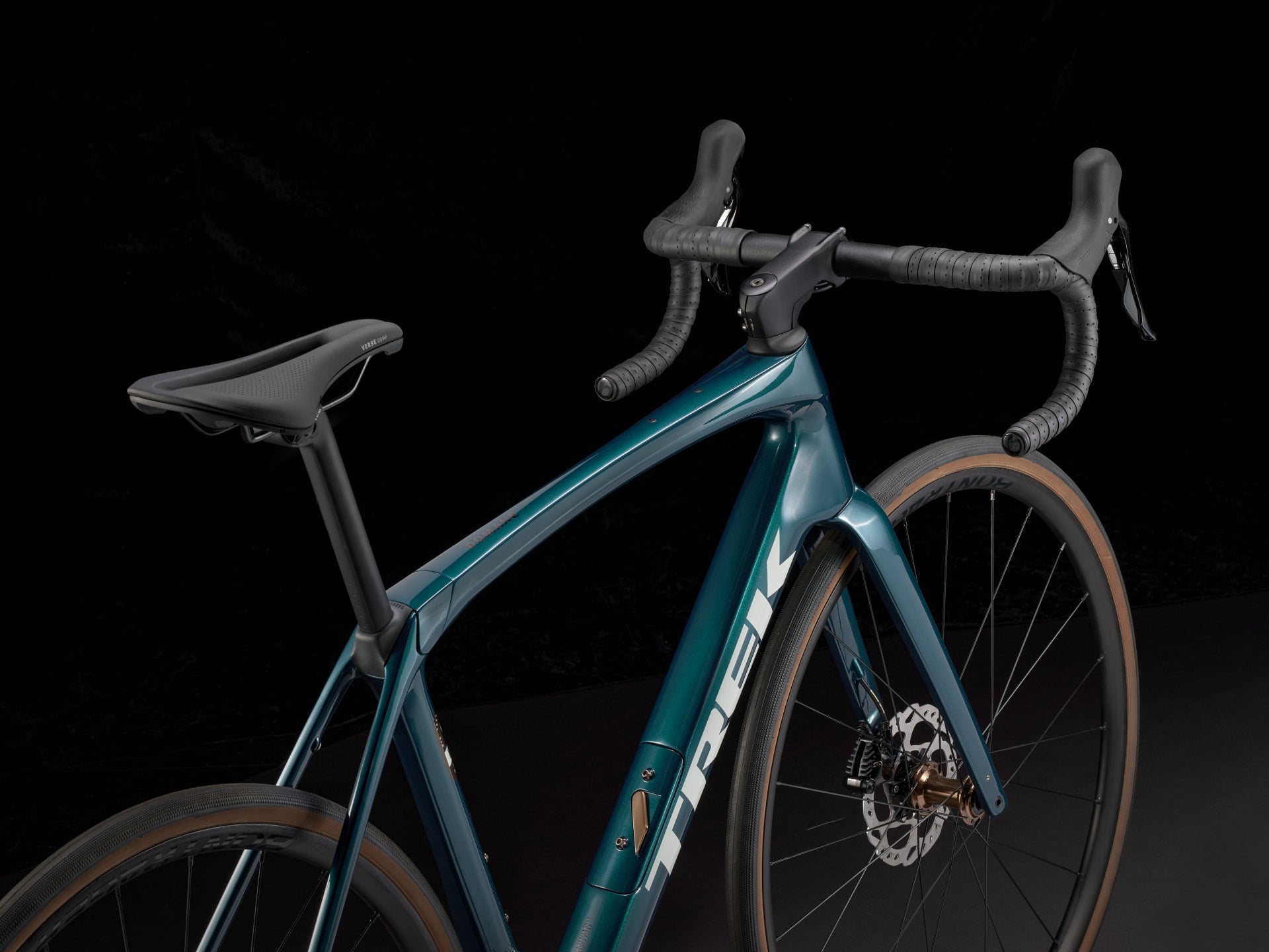 Trek Domane SL 5 Gen 4, trois-quarts avant