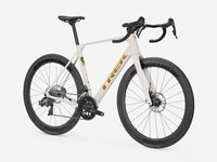 Vélo Trek Domane SL 6 AXS 2027, Buff Beige, trois-quarts avant